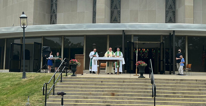 First outdoor Mass of the summer encourages parishioners to look ahead