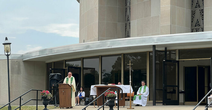 First outdoor Mass of the summer encourages parishioners to look ahead